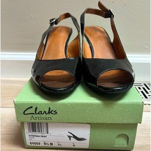 Clarks open toed comfort Hill sling back in patent leather size 9 1/2 M